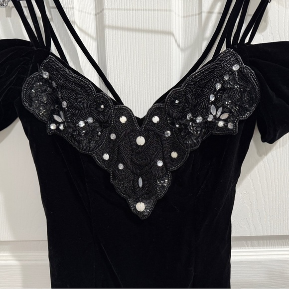 VTG Elegant Black Velvet Dress with Sequin Detailing Sweetheart 🖤 - Picture 3 of 6